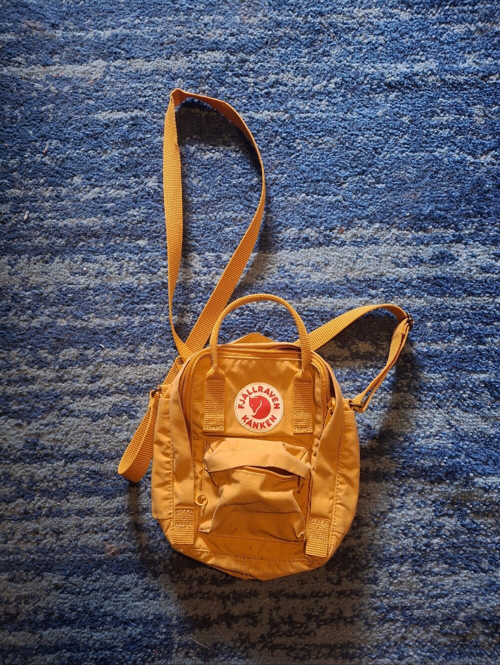 Fjallraveb Kånken Mini Crossbody Bag - Mustard